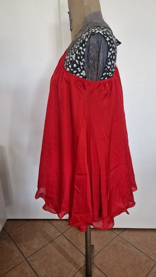 Blusa rossa monospalla