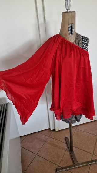 Blusa rossa monospalla