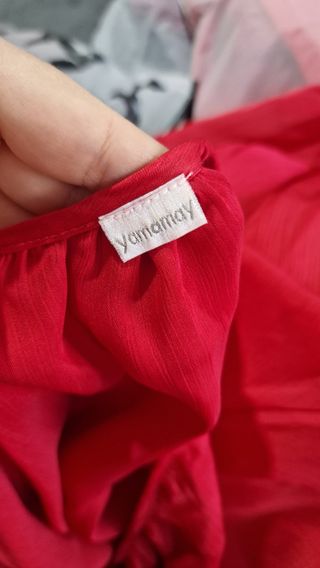 Blusa rossa monospalla