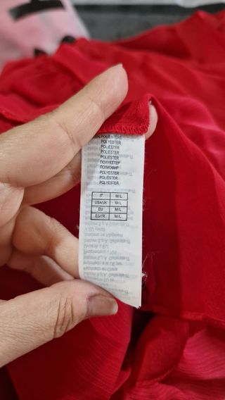 Blusa rossa monospalla