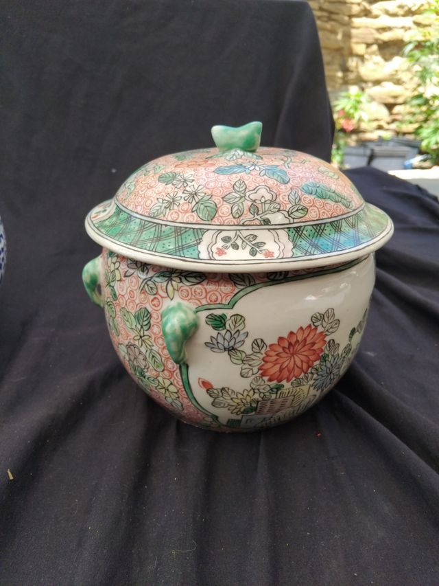 Bonita sopera o  jarra china con tapa