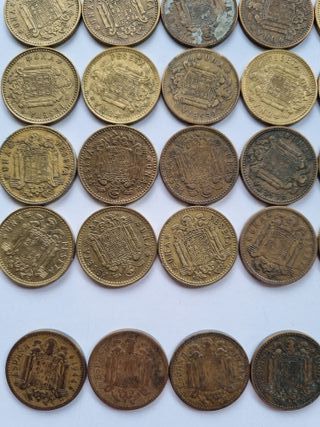 Lote de 46 monedas de Franco desde 1944. Pesetas