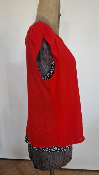 Blusa rossa a maniche corte