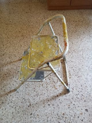 Escalera Plegable Metálica en buena condicióne