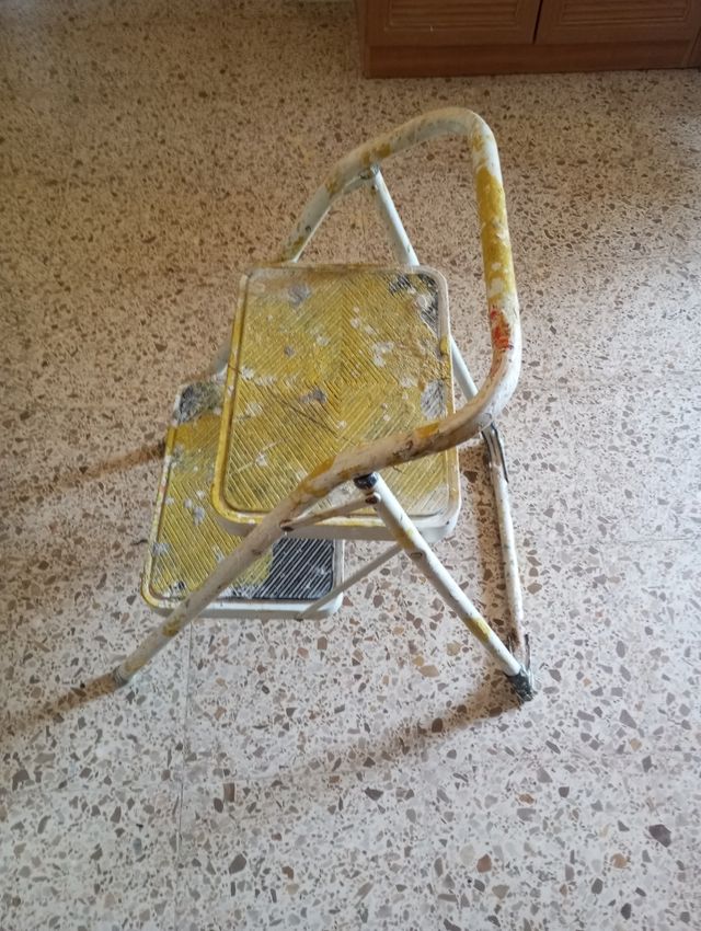 Escalera Plegable Metálica en buena condicióne