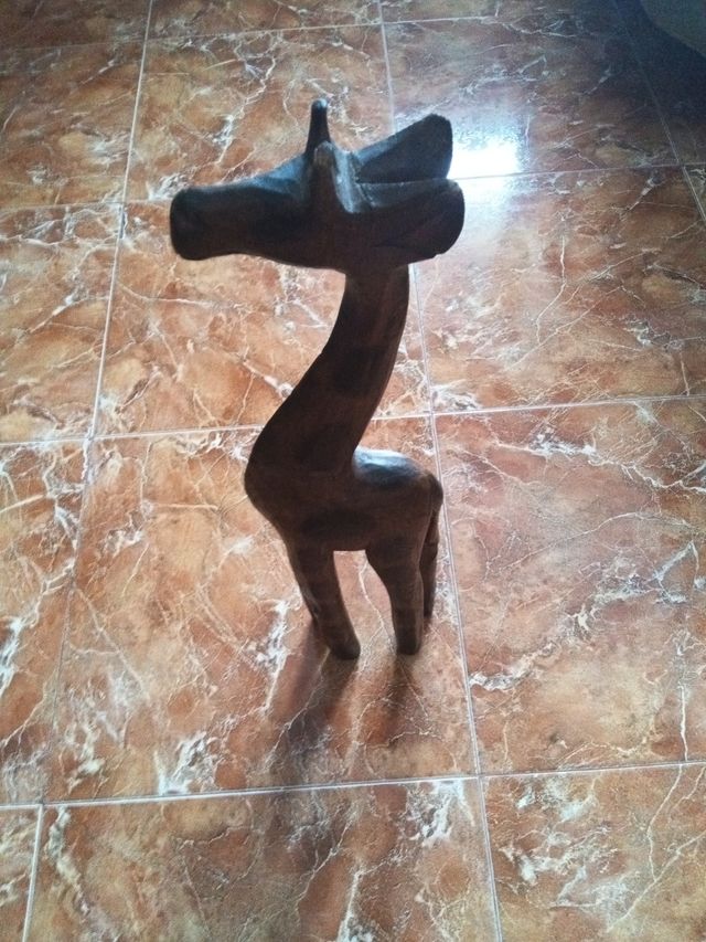 Jirafa y gatita en madera tallada