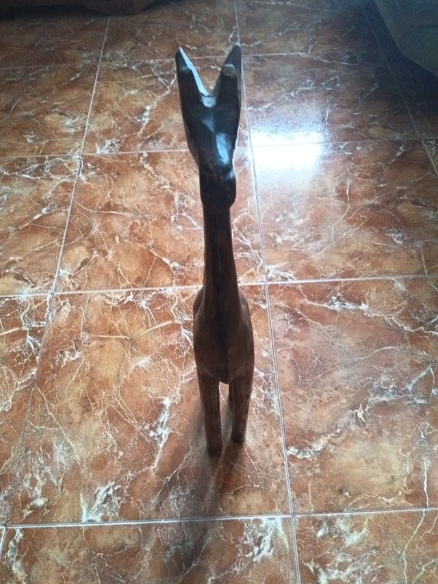 Jirafa y gatita en madera tallada