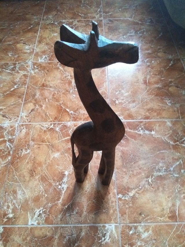 Jirafa y gatita en madera tallada