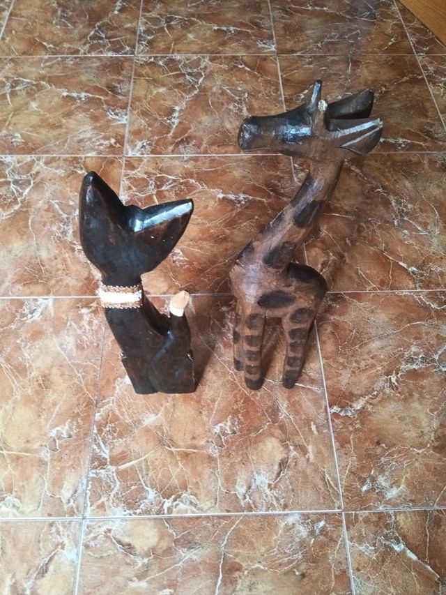 Jirafa y gatita en madera tallada