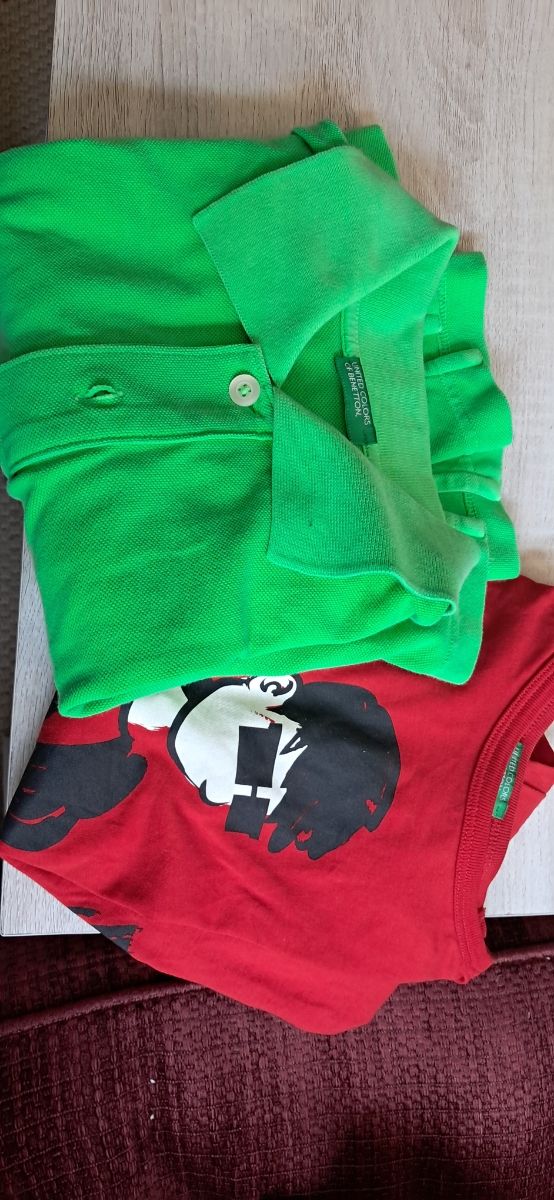  Polo verde y Camiseta Roja. Benetton 