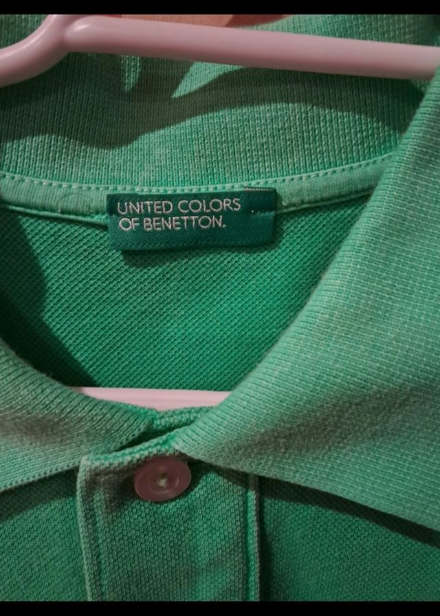  Polo verde y Camiseta Roja. Benetton 