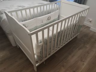 Cuna convertible a cama con colchón