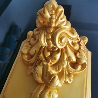 Ménsula dorada antigua