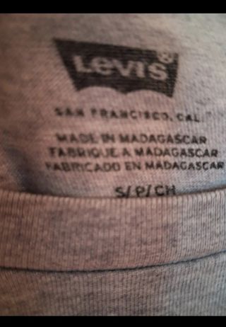 2 Camisetas L - IKKS y Levi's
