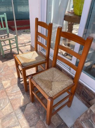 2 sillas madera mimbre