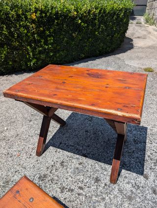 Mesa rústica de madera