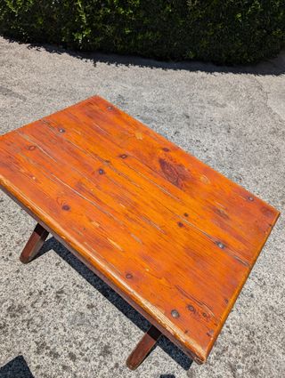 Mesa rústica de madera