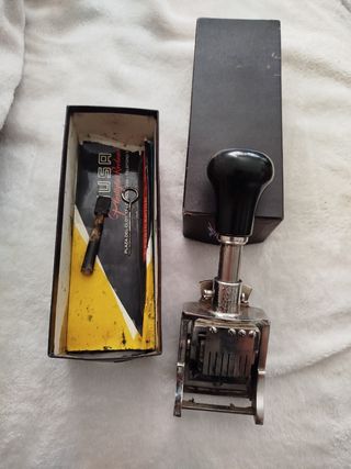 Númerador metálico antiguo