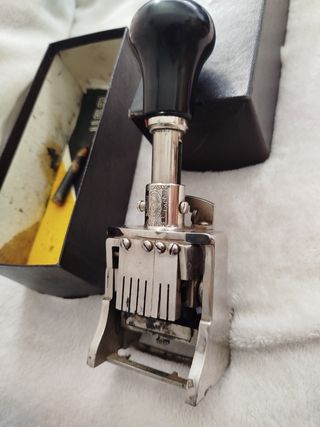 Númerador metálico antiguo