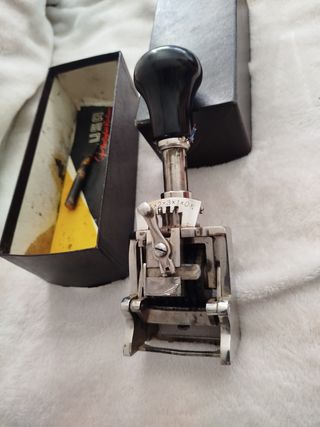 Númerador metálico antiguo