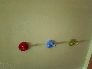 3 Perchas Ikea - Colores Rojo, Azul y Verde