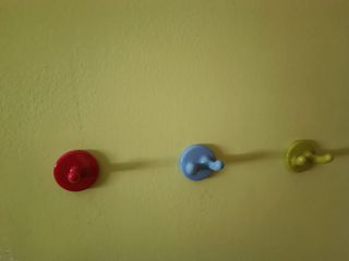 3 Perchas Ikea - Colores Rojo, Azul y Verde