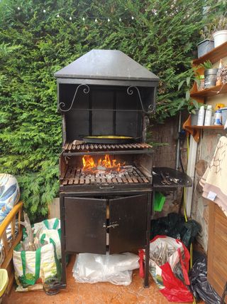 Barbacoa de forja negra