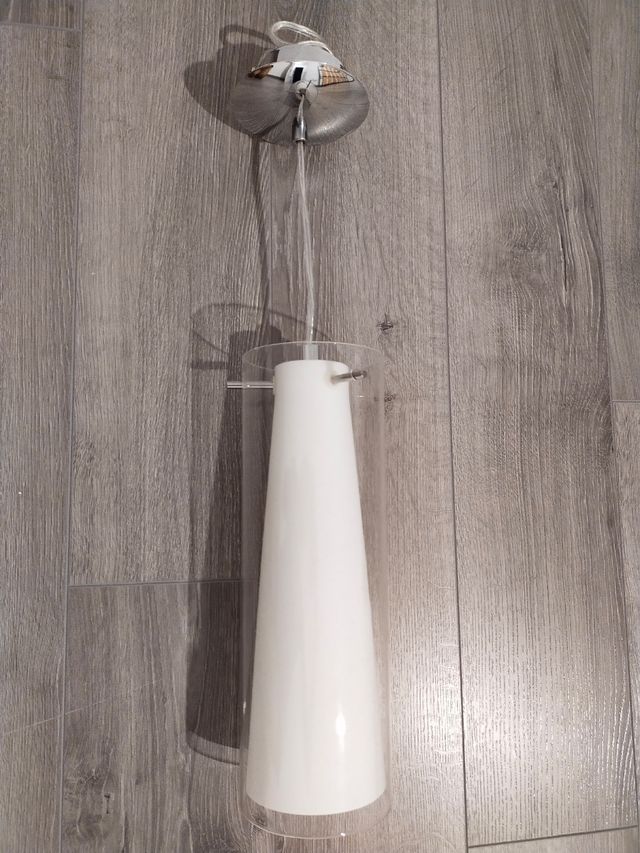 Lámpara colgante moderna.