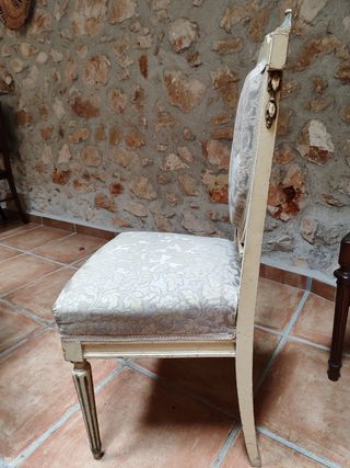 Sillería antigua beige y gris con mesilla