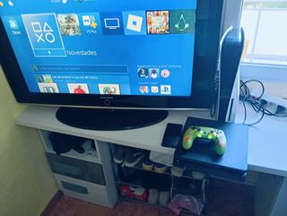 PS4 (PlayStation 4) negra con mando