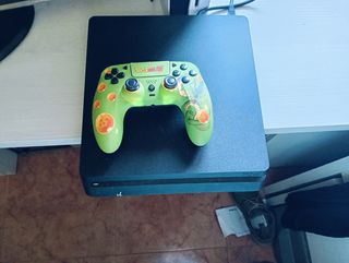 PS4 (PlayStation 4) negra con mando