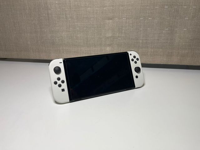 Nintendo Switch OLED Blanca + Estuche + Juego