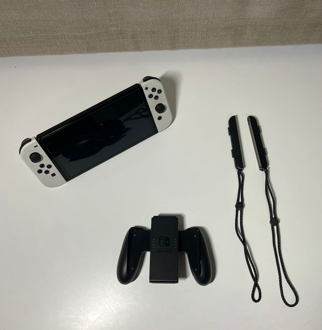 Nintendo Switch OLED Blanca + Estuche + Juego