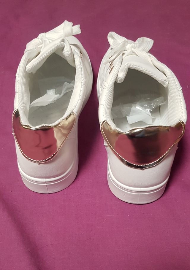 Zapatillas blancas y doradas