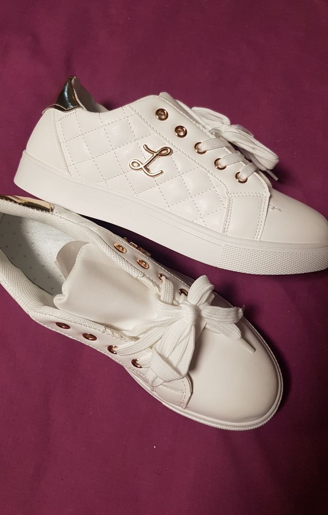 Zapatillas blancas y doradas