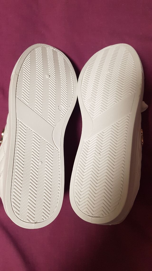 Zapatillas blancas y doradas