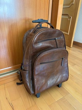 Mochila marrón con ruedas