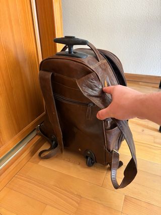 Mochila marrón con ruedas