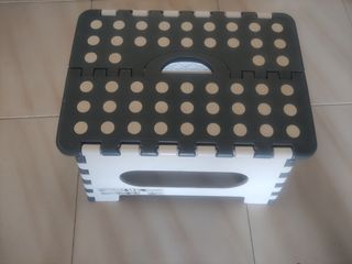 Taburete plegable gris y blanco