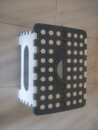 Taburete plegable gris y blanco