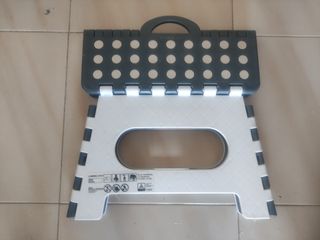Taburete plegable gris y blanco