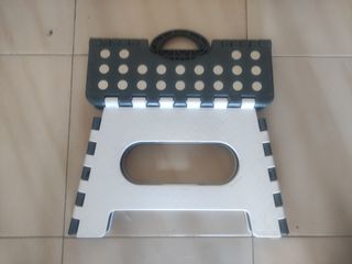 Taburete plegable gris y blanco