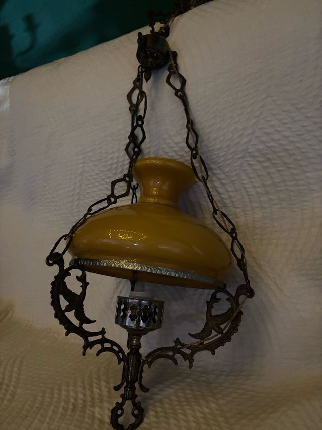 Lampara antigua dorada con pantalla amarilla