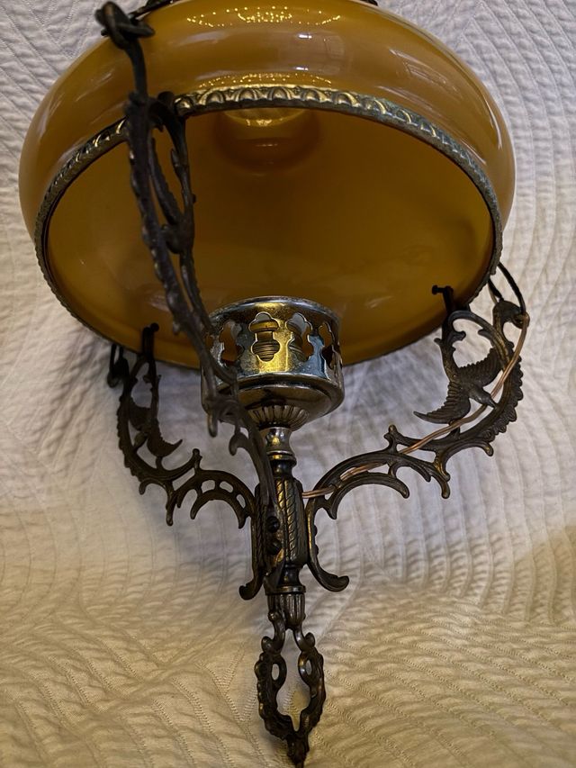 Lampara antigua dorada con pantalla amarilla