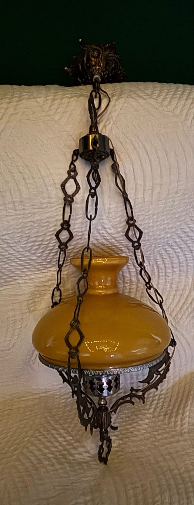 Lampara antigua dorada con pantalla amarilla