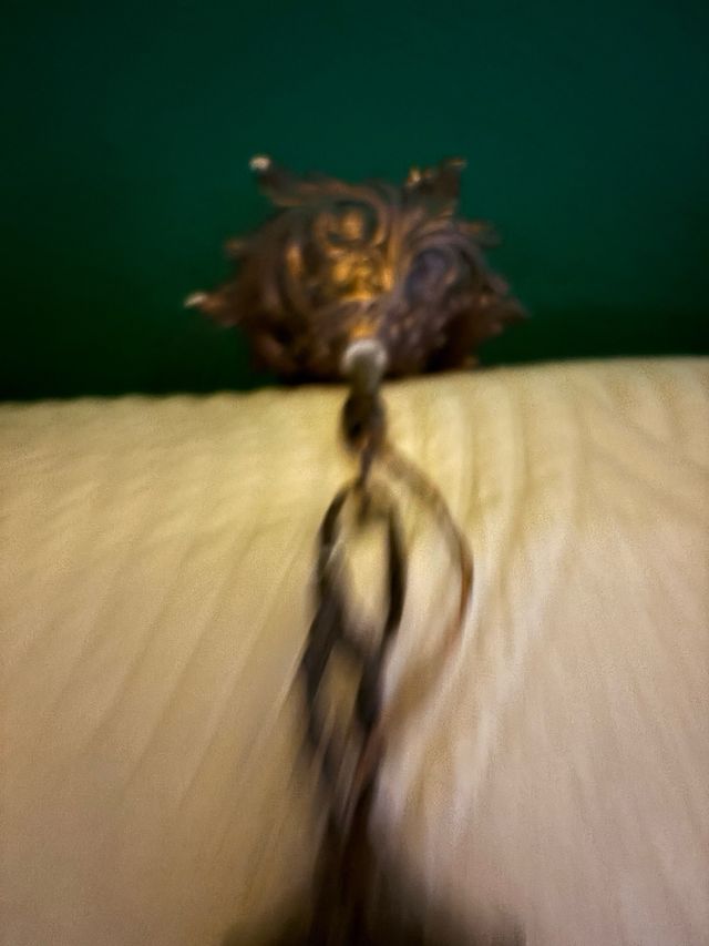 Lampara antigua dorada con pantalla amarilla