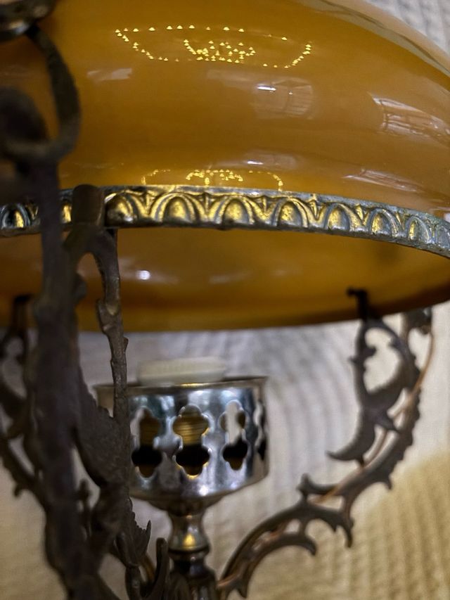 Lampara antigua dorada con pantalla amarilla