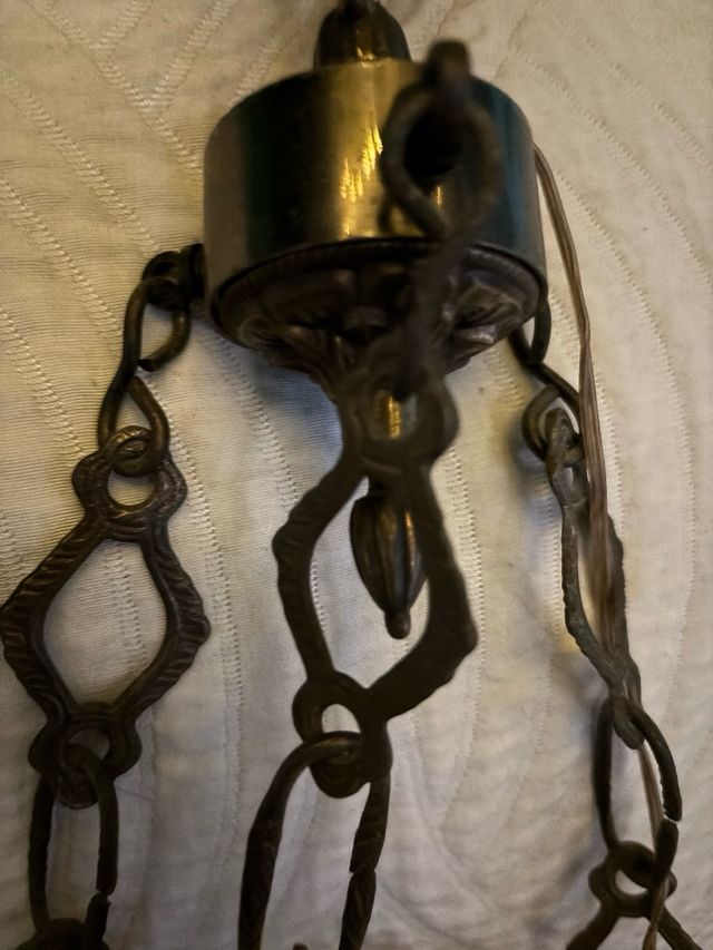 Lampara antigua dorada con pantalla amarilla