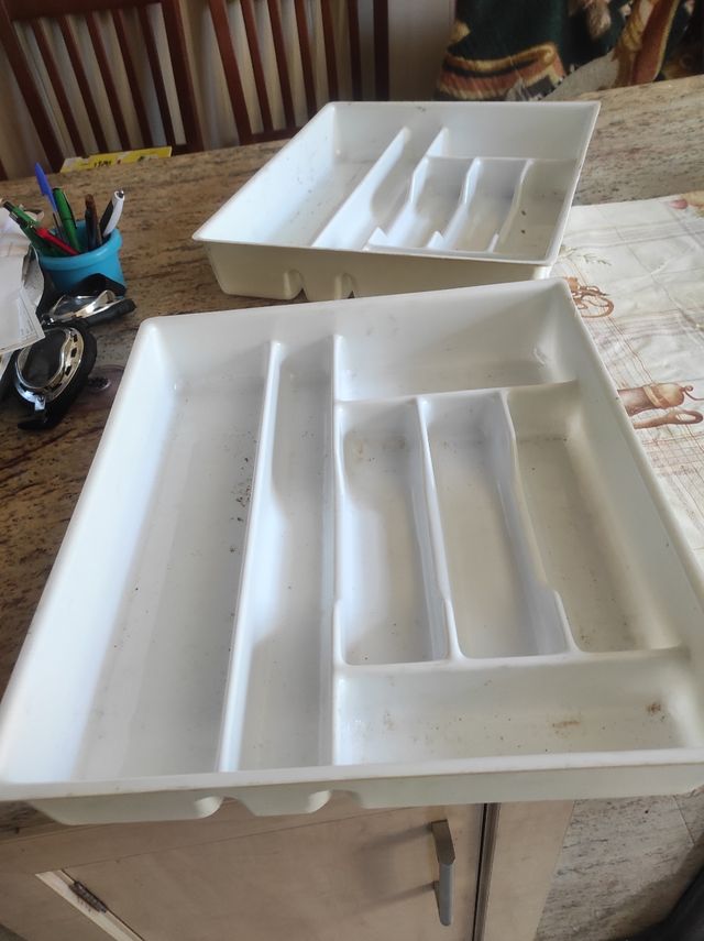 2 Cuberteros plásticos blancos