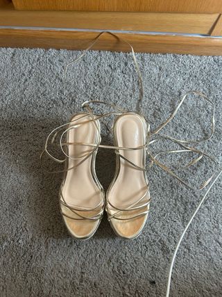 Sandalias doradas de cuña